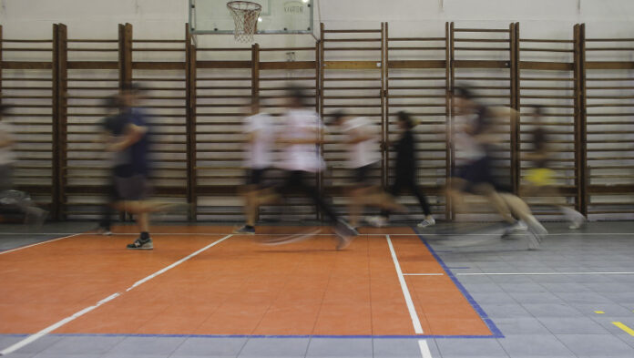 elevi in sala de sport