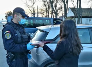 O poşetă uitată pe maşină a fost restituită de jandarmi proprietarei