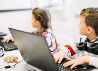 Laptopuri pentru liceenii constănțeni. ISJ a început distribuirea