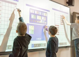 211 de table interactive pentru liceenii constănțeni