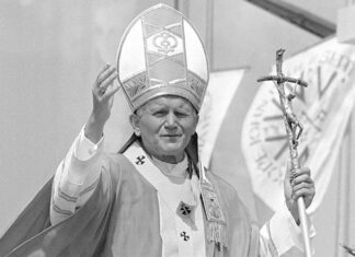 Acum 22 de ani, Papa Ioan Paul al II-lea săruta pământul României, țară pe care a numit-o Grădina Maicii Domnului