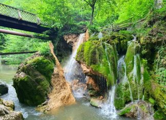 Cascada Bigăr, una dintre cele mai frumoase obiective turistice din România, s-a prăbușit astăzi.