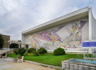 Ședință extraordinară a Consiliului Local Mangalia convocată de primarul Cristian Radu, la Casa de Cultură, pentru aprobarea bugetului pe anul 2025
