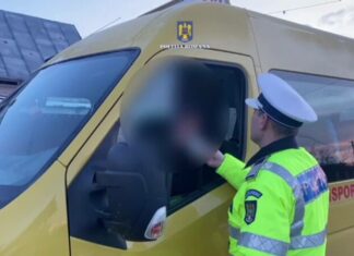 Șoferul unui microbuz școlar a fost prins băut la volan. A încercat să fugă de poliție cu tot cu elevii pe care îi transporta