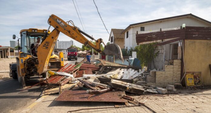 Primăria Mangalia continuă demolarea chioșcurilor ilegale din Stațiunea Jupiter