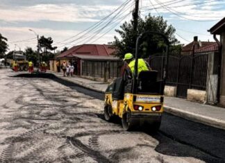 MANGALIA: Se asfaltează străzile afectate de lucrările RAJA