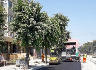 MANGALIA: Se asfaltează pe Bulevardul 1 Decembrie 1918 și strada Rozelor