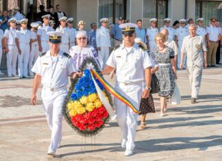 (video&foto) Ceremonial de depunere de coroane de flori în Piața Republicii din Mangalia pentru a onora eroii neuitați: ”97 de ani de la reînhumarea eroilor din Plasa Mangalia”