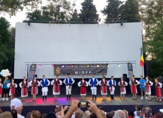 (foto/video) Ansamblul folcloric „Plai de Dor” din Albești a cucerit inimile publicului la Festivalul Internațional de Folclor din Bar, Muntenegru