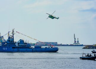Antrenamente militare cu trageri simulate și survol de elicoptere, la Mangalia