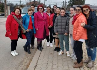 Elevii Școlii Gimnaziale Limanu și Crucea Roșie au dăruit flori, alimente și lemne de foc mamelor singure din comuna Limanu