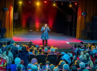 (foto&video) Spectacolul ”Iubirea înflorește primăvara”, la Casa de Cultură Mangalia