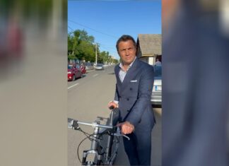 Primarul municipiului Mangaliei, Cristian Radu, a mers să voteze pe bicicletă, pentru a încuraja tinerii să iasă la vot