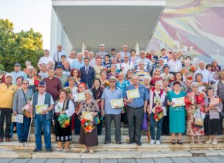 Seniorilor Mangaliei, născuți în luna mai, premiați de primarul Radu Cristian (video&foto)