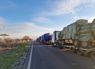 (video) Convoi cu tehnică militară, oprit la intrarea în România, în apropiere de Vama Veche