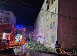Incendiu violent la un bloc din Mangalia: Două persoane rănite, zeci de locatari evacuați
