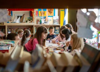 Un nou atelier creativ la Biblioteca Municipală Mangalia: „Redescoperă copilul din tine”