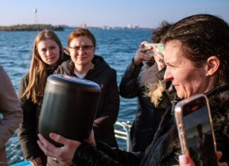 (video/foto) Urna cu cenușa pictorului Karl Robert Perko își găsește liniștea veșnică în valurile Mării Negre