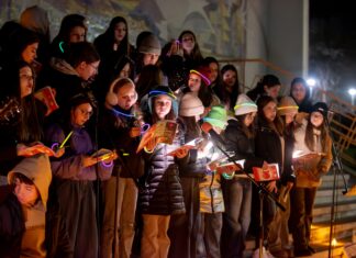 (foto/video) Corul Galacteea a marcat Ora Pământului printr-un recital în fața Casei de Cultură Mangalia
