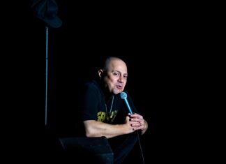 (foto) Stand-up Comedy cu DAN BADEA – „Generația ChiX”, la Casa de Cultură Mangalia