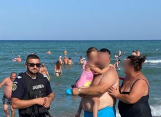 Fetiță de 5 ani, găsită de jandarmi pe plaja din Saturn și redată familiei