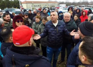 (video) Locuitorii din Dobrogea 1, față în față cu viceprimarul Paul Foleanu: promisiuni de „peticire” în două săptămâni, asfaltări „cel mai devreme” anul viitor