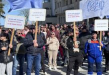 (video) Sute de angajați ai Damen Shipyards Mangalia au protestat, marți, 28 aprilie, în ziua declarării falimentului șantierului