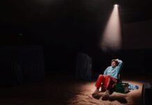„Viață în lucru”, spectacolul în care Alex Bogdan își spune povestea celor 16 ani de dependență de jocuri de noroc, revine la Teatrul de Stat Constanța