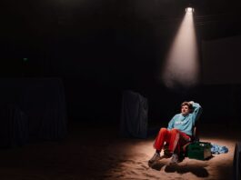„Viață în lucru”, spectacolul în care Alex Bogdan își spune povestea celor 16 ani de dependență de jocuri de noroc, revine la Teatrul de Stat Constanța
