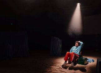 „Viață în lucru”, spectacolul în care Alex Bogdan își spune povestea celor 16 ani de dependență de jocuri de noroc, revine la Teatrul de Stat Constanța