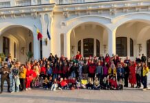 Peste o sută de oameni au format mesajul END POLIO pe faleza Cazinoului din Constanța