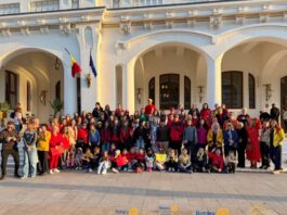 Peste o sută de oameni au format mesajul END POLIO pe faleza Cazinoului din Constanța